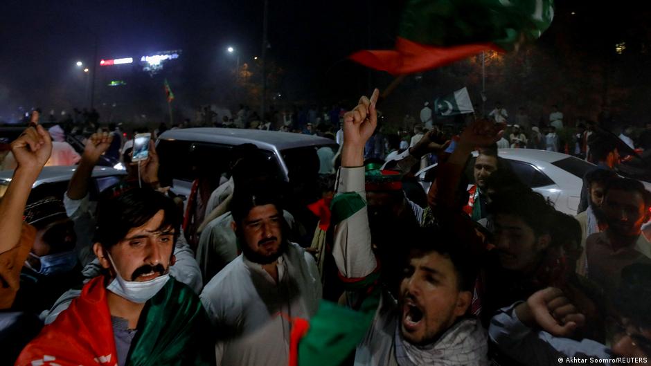 Pakistan deploys army amid pro-Khan march