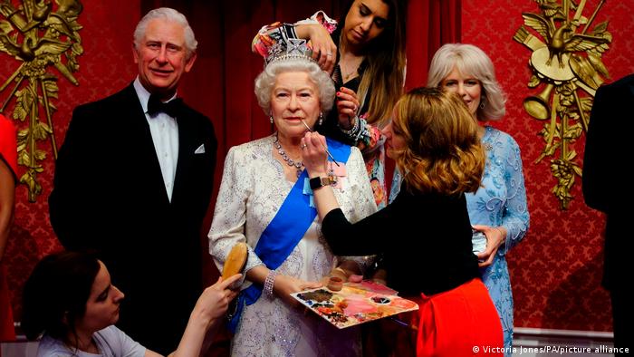 U čuvenom londonskom muzeju Madam Tiso vrše se poslednja prepravke voštane figure kraljice Elizabete. Kraljica iduće sedmice proslavlja svoj platinasti jubilej, 70 godina na britanskom tronu, pa je valjalo tako udesiti i figuru.