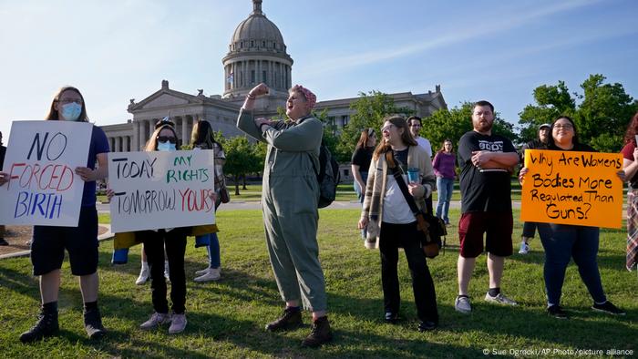 Protesto pró-aborto diante da Suprema Corte dos EUA: "Por que os corpos das mulheres são mais regulados que as armas?"