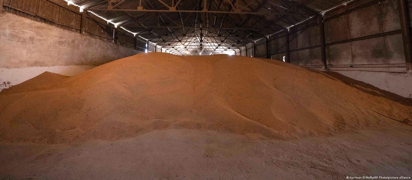 Monte de cereal em celeiro