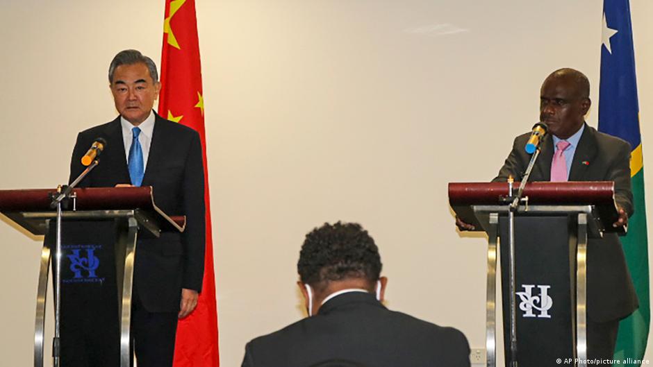中國外長王毅與所羅門群島外交部長見面。