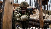 ***Achtung, dieses Bild stammt von der staatlichen russischen Bildagentur TASS*** DIESES FOTO WIRD VON DER RUSSISCHEN STAATSAGENTUR TASS ZUR VERFÜGUNG GESTELLT. [LUGANSK REGION, UKRAINE - MAY 22, 2022: A serviceman of the People's Militia of the Lugansk People's Republic aims his rifle on the frontline outside the city of Severodonetsk. With tension escalating in Donbass in February, the Russian Armed Forces launched a special military operation in Ukraine in response to appeals for help from the Donetsk and Lugansk People's Republics. Alexander Reka/TASS]