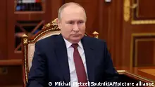 26.05.2022, Russland, Moskau: Der russische Präsident Wladimir Putin hört dem russischen Beauftragten für Unternehmerrechte, Boris Titow, während ihres Treffens im Kreml, zu. Foto: Mikhail Metzel/Pool Sputnik Kremlin/AP/dpa +++ dpa-Bildfunk +++