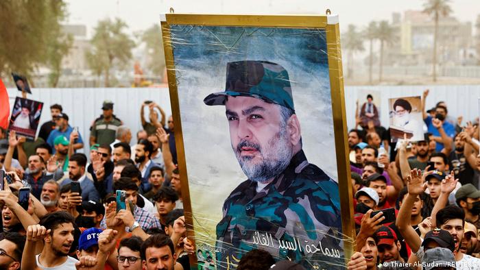 أنصار الزعيم الشيعي مقتدى الصدر يرددون شعارات في بغداد بعد قرار البرلمان تجريم إقامة علاقات مع إسرائيل- 26 مايو/ أيار 2022