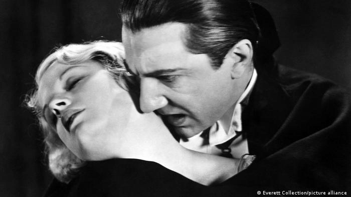 Bela Lugosi and Helen Chandler in 'Dracula'.