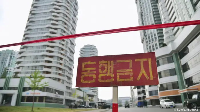 圖為朝鮮平壤街頭禁止通行的告示。（資料照）