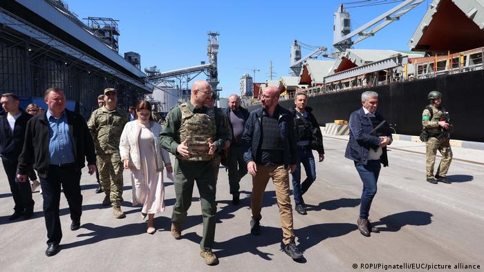 Глава Совета ЕС Шарль Мишель (спереди справа) и премьер Украины Денис Шмигаль 9 мая осмотрели Одесский порт 