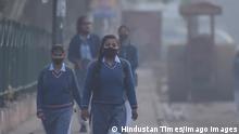 NEW DELHI, INDIA - FEBRUARY 7: Students on their way to school on a cold and smoggy winter morning at NH-24, near Mayur Vihar , on February 7, 2022 in New Delhi, India. Photo by Raj K Raj/Hindustan Times Daily Life Amid Coronavirus Pandemic In India PUBLICATIONxNOTxINxIND