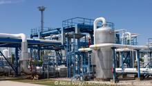 Gasleitungen mit Absprerrventilen und Druckanzeigern führen in einen Erdgasspeicher der Ungarischen Gasspeicher Gesellschaft im Dorf Zsana, Ungarn. Die Gasversorgung der europäischen Länder bleibt angesichts des russichen Angriffskriegs in der Ukraine weiter ein Thema. +++ dpa-Bildfunk +++