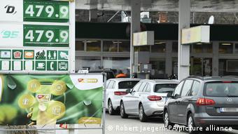 Στις οικονομικές συμπληγάδες οι Ούγγροι