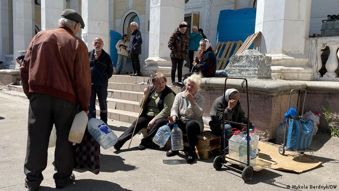 Les personnes âgées à l'extérieur du centre d'aide à Lysychansk