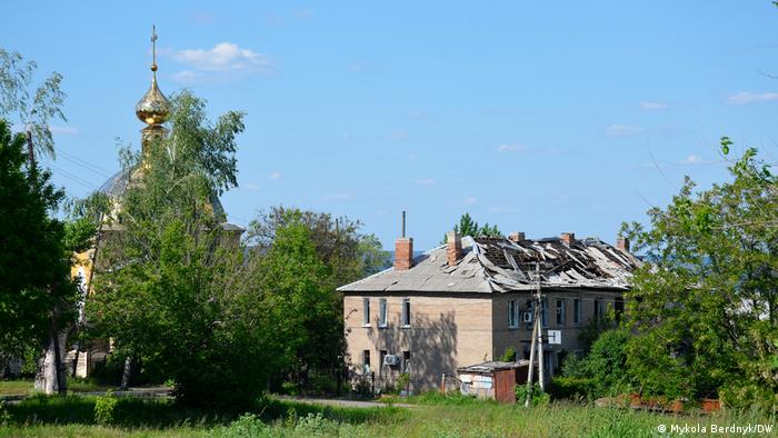 Разрушенный дом в Лисичанске в Луганской области