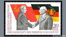 Information: 25 Jahre Gesellschaft für Deutsch-Sowjetische Freundschaft (DSF): Leonid Breschnew und Erich Honecker, Staatsflaggen Ausgabepreis: 20 Pfennig First Day of Issue / Erstausgabetag: 24. Mai 1972 Auflage: 5.000.000 Entwurf: Joachim Rieß Druckverfahren: Stichtiefdruck/Rastertiefdruck Michel-Katalog-Nr: Ländercode-MiNr: 1760
Quelle: https://commons.wikimedia.org/wiki/File:Stamps_of_Germany_(DDR)_1972,_MiNr_1760.jpg#/media/File:Stamps_of_Germany_(DDR)_1972,_MiNr_1760.jpg
Rechte: Gemeinfrei