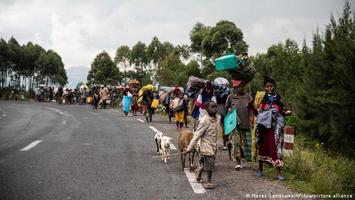 Eine lange Schlange von Flüchtlingen bei Kibumba 