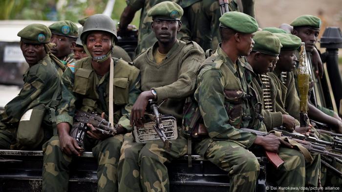 Congolese government soldiers aboard a pick up truck leave their headquarters. some 45km from the provincial capital Goma, 25 November 2012