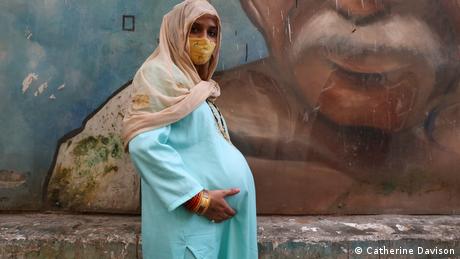 Babita Baswal, 32, steht vor der Entbindungsstation des Safdarjung-Krankenhauses in Delhi