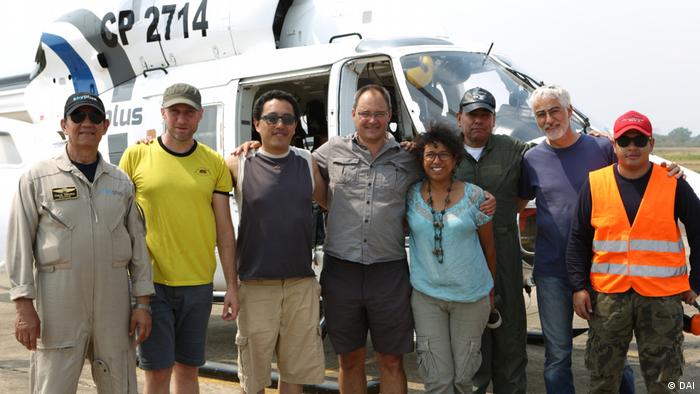 Los autores del estudio junto con la tripulación al frente del helicóptero que sobrevoló la zona con el escáner LiDAR.