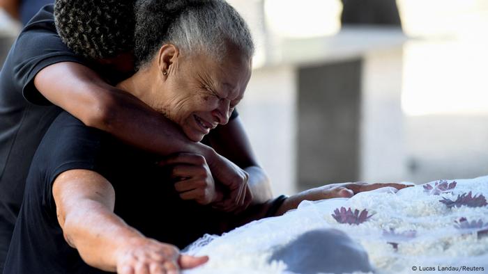 Mãe pranteia  Gabrielle Ferreira da Cunha, uma dos 26 mortos na operação policial de 24/05 em Vila Cruzeiro, RJ