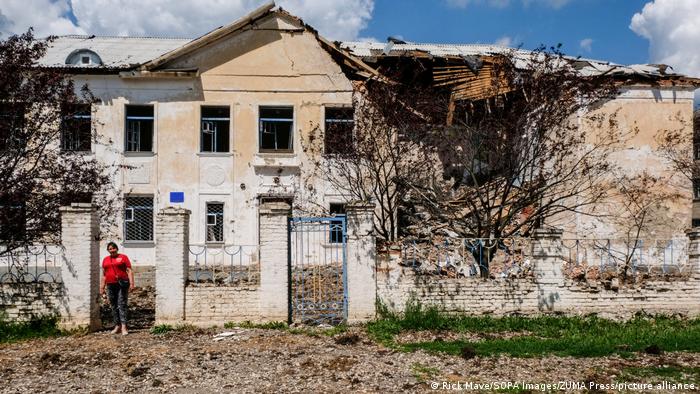 Una escuela destruida por los bombardeos rusos en la región de Donetsk, Ucrania.