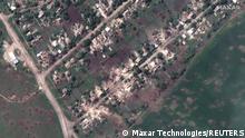 ***ACHTUNG: Die DW kann dieses Bild nicht unabhängig verifizieren!*** 25.05.2022
A satellite image shows closer view of destroyed homes, amid Russia's invasion of Ukraine, in Lyman, Donetsk region, Ukraine May 25, 2022. Picture taken May 25, 2022. Satellite image 2022 Maxar Technologies/Handout via REUTERS ATTENTION EDITORS - THIS IMAGE HAS BEEN SUPPLIED BY A THIRD PARTY. MANDATORY CREDIT. NO RESALES. NO ARCHIVES. DO NOT OBSCURE LOGO. 