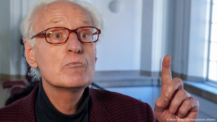 Michael Dietrich Düllmann mit erhobenem Zeigefinger