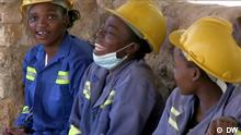 DW Still Beitrag | Zimbabwe's all-women gem mine .
Rechte: DW