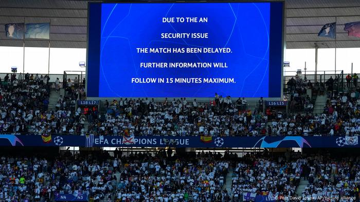 Auf einer Leinwand des Stade de France wird der verzögerte Anpfiff des Champions-League-Finals angekündigt - aus Sicherheitsgründen, wie es heißt. 