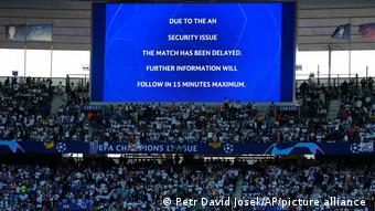 The display announces the delay of the Champions League final