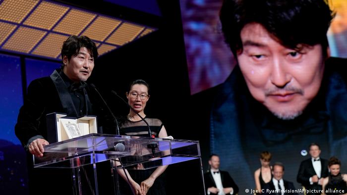 جایزه بهترین بازیگر مرد به سونگ کانگ هو، بازیگر فیلم ژاپنی کارگزار به کارگردانی هیروکازو کوره دا تعلق گرفت.