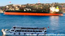 Der unter griechischer Flagge fahrende Öltanker «Prudent Warrior» (hinten) fährt an Istanbul vorbei. Die iranischen Revolutionsgarden (IRGC) haben im Persischen Golf zwei griechische Öltanker festgesetzt. Hinter der Aktion wird ein Vergeltungsakt vermutet, da in griechischen Gewässern zuvor ein Tanker mit iranischem Öl festgesetzt wurde. +++ dpa-Bildfunk +++