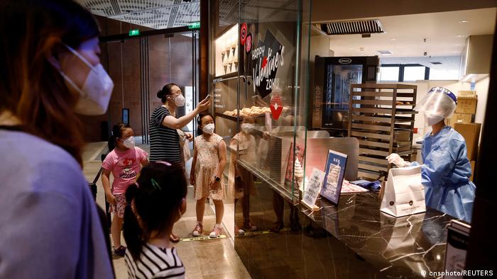 Shopping center em Xangai: comércio da maior parte cidade reabriu na semana passada