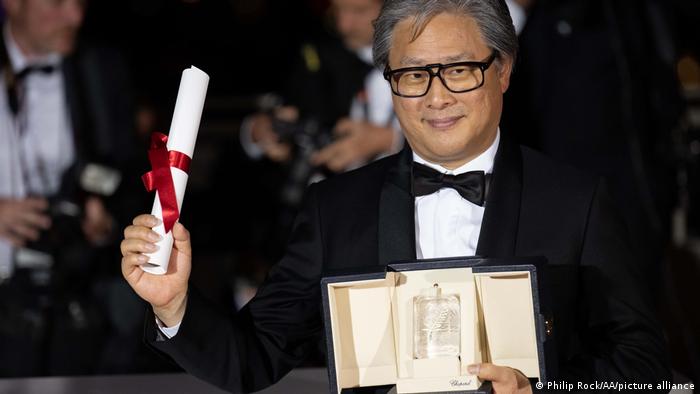 جایزه بهترین کارگردانی در این دوره از جشنواره کن به پارک چان−ووک، فیلمساز کره‌ای برای کارگردانی فیلم تصمیم به رفتن اهدا شد. این فیلم همچنین در جمع آثاری بود که بر سر جایزه نخل طلایی برای بهترین فیلم رقابت داشتند.