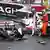 Mick Schumacher wird nach seinem schweren Unfall in Monaco von einem Streckenposten gestützt