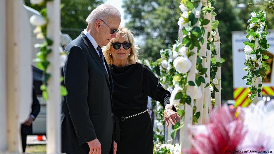 US: Joe Biden visits Uvalde after shooting | News | DW - Vimarsana News