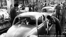 :HANDOUT - ARCHIV - Mitarbeiter von Volkswagen do Brasil, einem Filialunternehmen von Volkswagen, fertigen das Modell Sedan (Käfer) in einer Fabrik in Sao Paulo (Brasilien) an (undatierte Aufnahme). Nur zu redaktionellen Verwendung bei Nennung der Quelle: VW do Brasil/dpa (Zu dpa VW lässt Rolle in brasilianischer Militärdiktatur extern untersuchen) ** NUR SW ** +++ dpa-Bildfunk +++