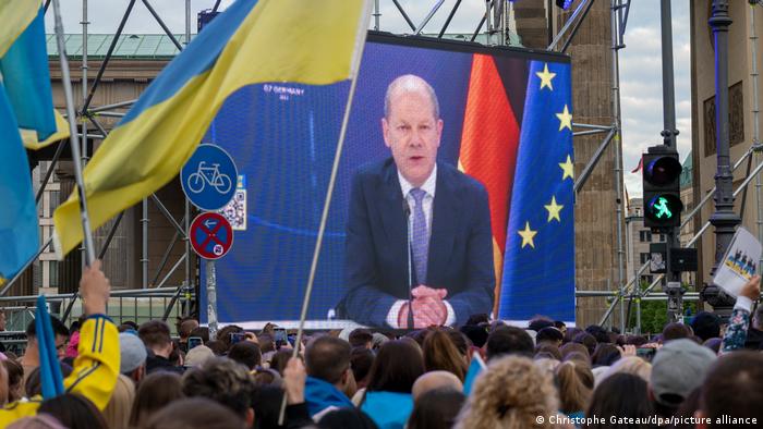 «Save Ukraine - #StopWar» am Brandenburger Tor