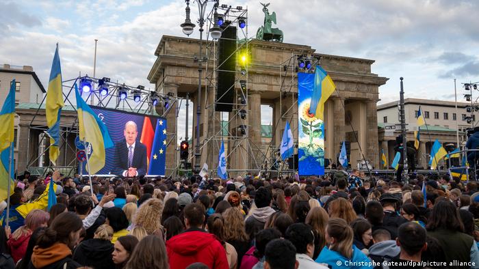 Со концерт пред Бранденбуршката порта во Берлин, музичките ѕвезди од Украина собираа донации за својата татковина каде речиси 100 дена беснее војна. Меѓу настапувачите беа и евровизиските победници „Калуш оркестра“.
Околу 15.000 луѓе го следеа донаторскиот музички маратон во центарот на Берлин под мотото Save Ukraine - #StopWar. 