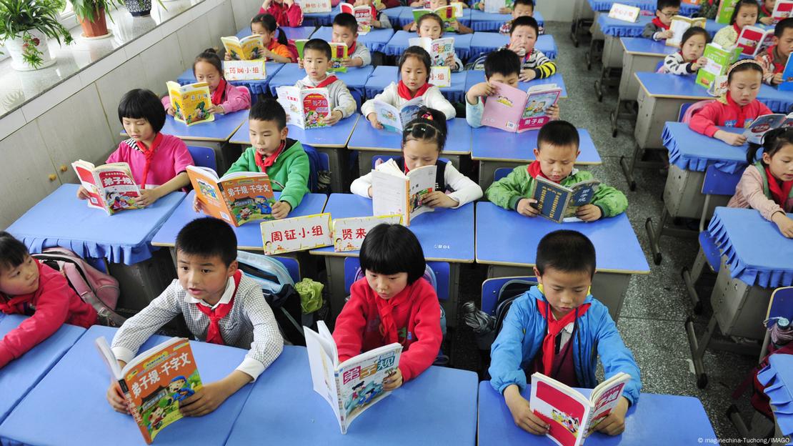 Crianças em sala de aula na China lendo livros.