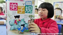 The primary school students in the school read aloud the classic Chinese studies textbook Disciple Rules in the classroom. PUBLICATIONxNOTxINxCHN 742360366755741720