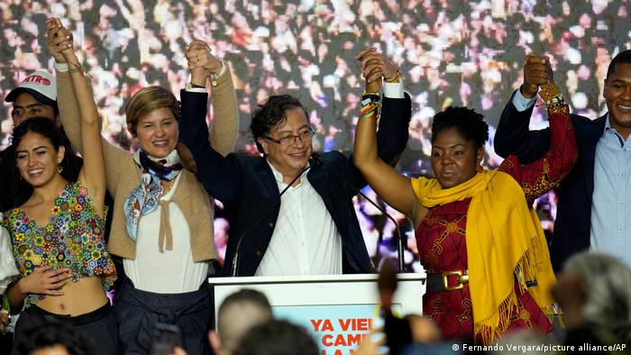 Präsidentschaftskandidat Gustavo Petro neben der Kandidatin für das Amt der Vizepräsidentin, Francia Márquez 