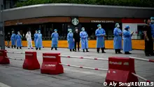 FILE PHOTO: People line up for nucleic acid tests during lockdown, amid the coronavirus disease (COVID-19) pandemic, in Shanghai, China, May 26, 2022. REUTERS/Aly Song/File Photo