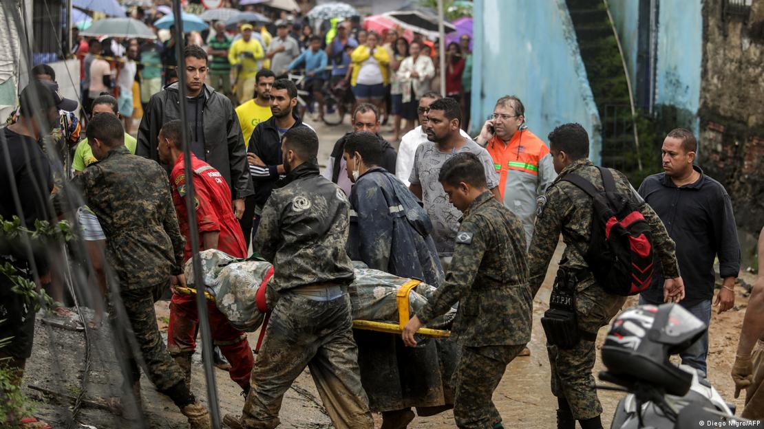 Equipes de resgate carregam corpo v&iacute;tima de trag&eacute;dia em Pernambuco