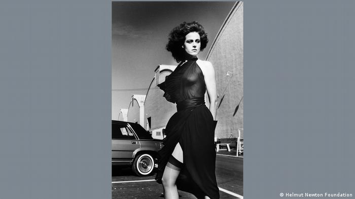 Φωτογραφία Νιούτον / Η ηθοποιός Sigourney Weaver σε πάρκινγκ