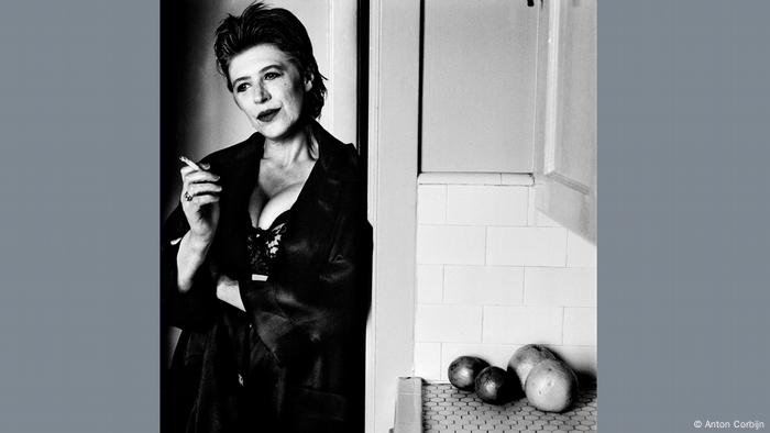 Porträtfoto von Marianne Faithfull: Sie steht rauchend im Türrahmen einer Küche.
