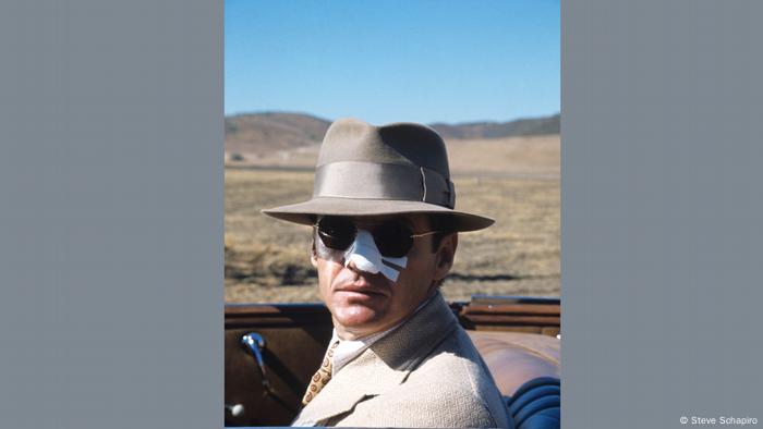 Jack Nicholson in seiner Rolle als Jake Gittes blickt direkt in die Kamera. Er sitzt in einem Auto, dahinter die Wüste