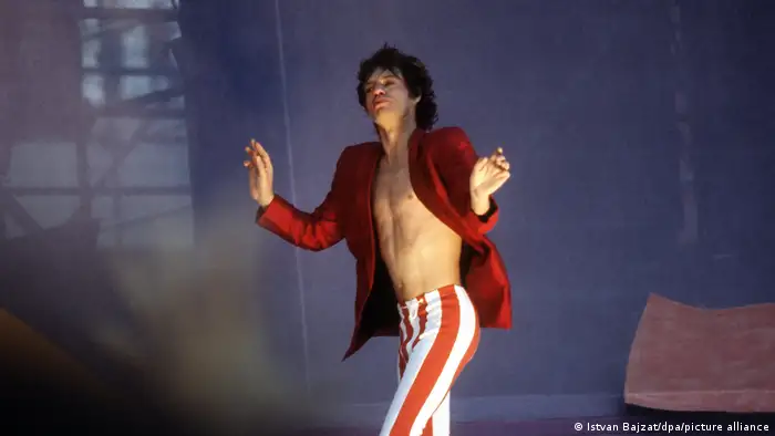 Mick Jagger stolziert auf der Bühne herum.