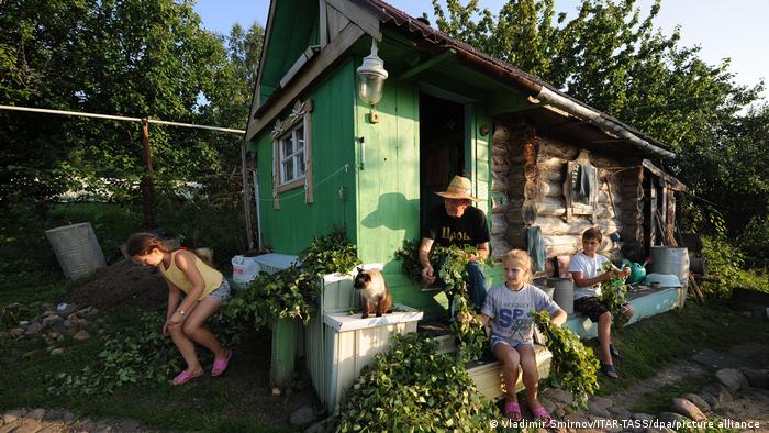 Eine russische Familie genießt die Zeit in ihrer Datscha, Ivanovo, Russland