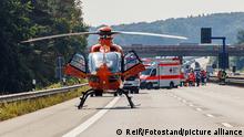 Osnabrueck, Deutschland 16. August 2020: Ein Rettungshubschrauber, Rettungshelikopter steht auf einer Autobahn, im Hintergrund ist die Unfallstelle zu sehen.