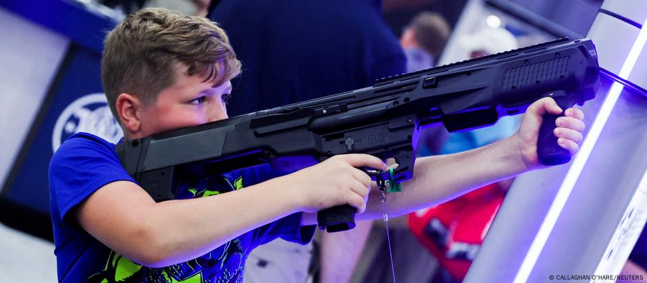 Uso de armas é tão normalizado nos EUA, que famílias levam crianças à convenção da NRA