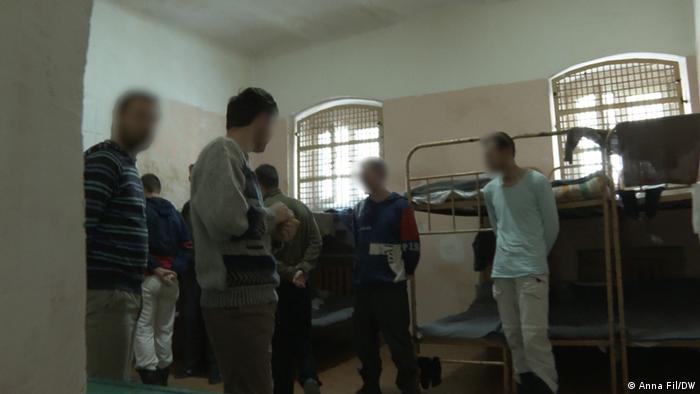 Sete prisioneiros de guerra russos partilham uma cela em centro de detenção na Ucrânia